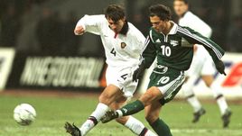 26 марта 2001 года. Москва. Россия - Словения - 1:1. Златко ЗАХОВИЧ (справа) против Юрия КОВТУНА.