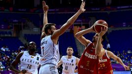 С мячом Алексей ШВЕД - лидер сборной России.