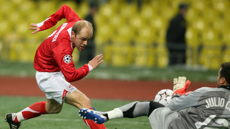 Денис БОЯРИНЦЕВ атакует ворота ЖУЛИУ СЕЗАРА. Фото Алексей ИВАНОВ Денис БОЯРИНЦЕВ атакует ворота ЖУЛИУ СЕЗАРА. Фото Алексей ИВАНОВ