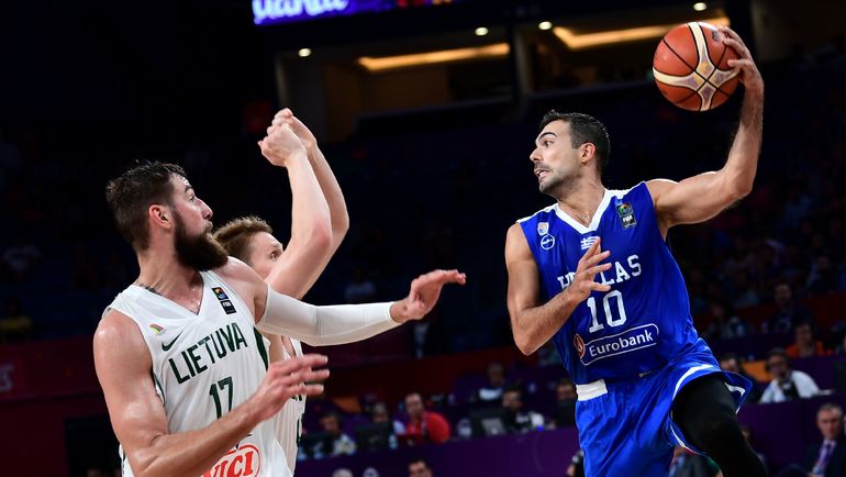 С мячом Костас СЛУКАС. Фото AFP С мячом Костас СЛУКАС. Фото AFP