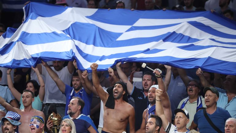 Болельщики сборной Греции на четвертьфинале с Россией. Фото REUTERS Болельщики сборной Греции на четвертьфинале с Россией. Фото REUTERS