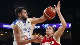 Среда. Стамбул. Греция - Россия - 69:74. Тимофей МОЗГОВ (справа) против Костаса ПАПАНИКОЛАУ.