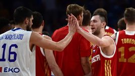 Среда. Стамбул. Греция - Россия - 69:74. Виталий ФРИДЗОН (в центре) принимает поздравления от Костаса ПАПАНИКОЛАУ.