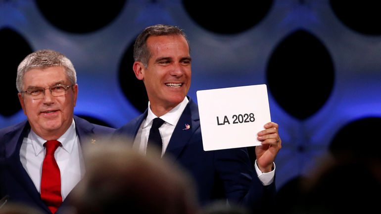 Среда. Лима. Президент МОК Томас БАХ и мэр Лос-Анджелеса Эрик ГАРСЕТТИ. Фото AFP Среда. Лима. Президент МОК Томас БАХ и мэр Лос-Анджелеса Эрик ГАРСЕТТИ. Фото AFP