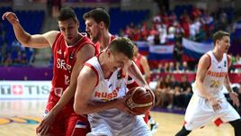 2 сентября. Стамбул. Россия - Сербия - 75:72. Андрей ВОРОНЦЕВИЧ (с мячом) с партнерами уже побеждали сербов на Евробаскете.