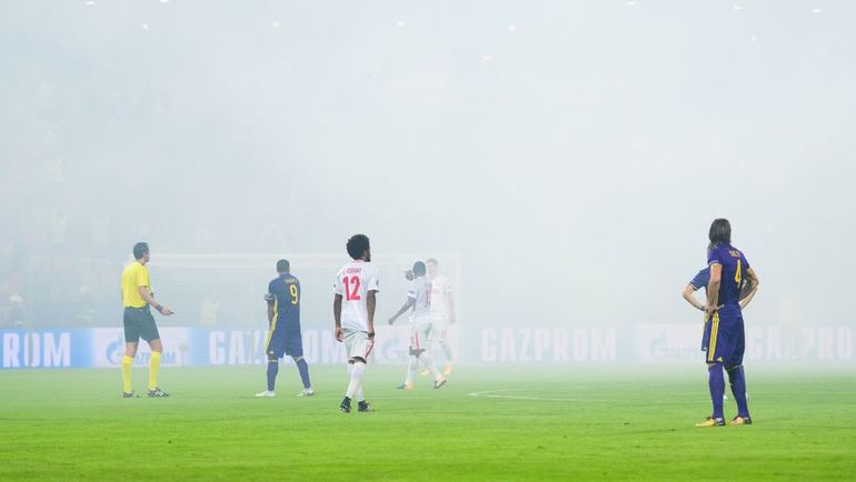 Дениз АЙТЕКИН остановил игру после того, как к нему в центральный круг прилетел один из файеров с гостевой трибуны. Фото AFP Дениз АЙТЕКИН остановил игру после того, как к нему в центральный круг прилетел один из файеров с гостевой трибуны. Фото AFP