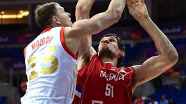 2 сентября. Стамбул. Россия – Сербия – 75:72. Тимофей МОЗГОВ (слева) против Бобана МАРЬЯНОВИЧА.