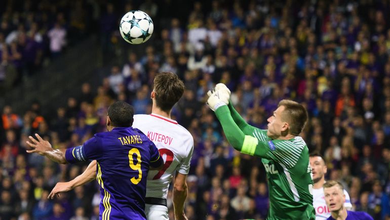 Опасный момент у ворот Артема РЕБРОВА. Фото AFP Опасный момент у ворот Артема РЕБРОВА. Фото AFP