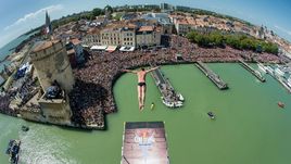 Хайдайверы обычно соревнуются в очень живописных местах. Например, таком...