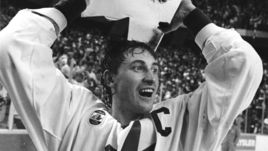 15 сентября 1987 года. Гамильтон. Канада - СССР - 6:5. Уэйн ГРЕТЦКИ с трофеем за победу в Кубке Канады.