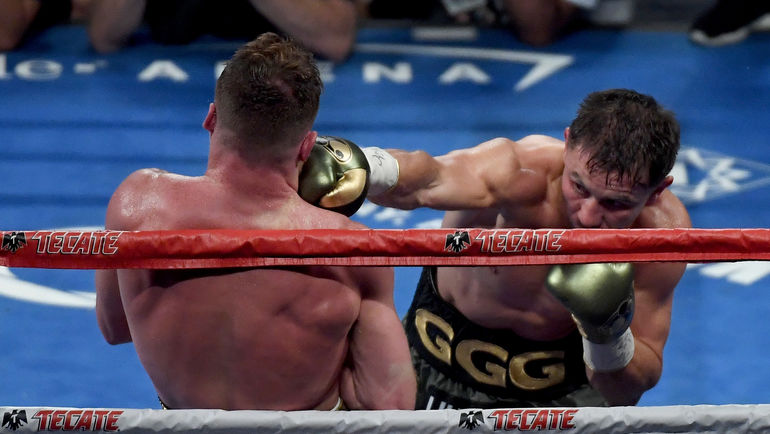 Сауль АЛЬВАРЕС (слева) против Геннадия ГОЛОВКИНА. Фото AFP Сауль АЛЬВАРЕС (слева) против Геннадия ГОЛОВКИНА. Фото AFP