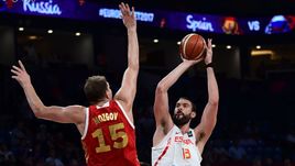 Сегодня. Стамбул. Испания - Россия - 93:85. Россиянин Тимофей МОЗГОВ против испанца Марка ГАЗОЛЯ.