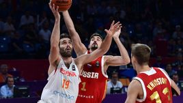 Сегодня. Стамбул. Испания - Россия - 93:85. Россияне Алексей ШВЕД (в центре) и Дмитрий ХВОСТОВ (справа) против испанца Фернандо САН ЭМЕТЕРИО.