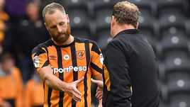 Суббота. Кингстон-апон-Халл. "Халл" - "Сандерленд" - 1:1. Леонид СЛУЦКИЙ и сравнявший счет после выхода на замену Дэвид МЕЙЛЕР.