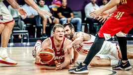 Вчера. Стамбул. Испания - Россия - 93:85. В борьбе за мяч центровой нашей сборной Тимофей МОЗГОВ (слева).