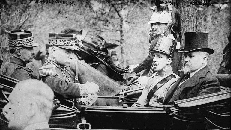 Король Альфонсо XIII - второй справа. Король Альфонсо XIII - второй справа.