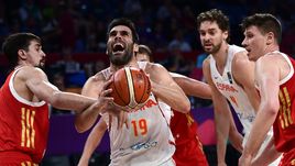 Воскресенье. Стамбул. Испания - Россия - 93:85. Алексей ШВЕД (слева) и Андрей ВОРОНЦЕВИЧ (справа) против Фернандо САН ЭМЕТЕРИО (№19) и Поу ГАЗОЛЯ.