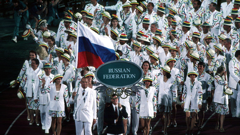 1996 год. Атланта. Александр КАРЕЛИН - знаменосец сборной России на открытие Олимпийских игр. Фото Андрей ГОЛОВАНОВ и Сергей КИВРИН 1996 год. Атланта. Александр КАРЕЛИН - знаменосец сборной России на открытие Олимпийских игр. Фото Андрей ГОЛОВАНОВ и Сергей КИВРИН
