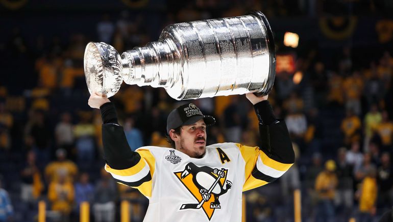 Евгений МАЛКИН с Кубком Стэнли. Фото AFP Евгений МАЛКИН с Кубком Стэнли. Фото AFP
