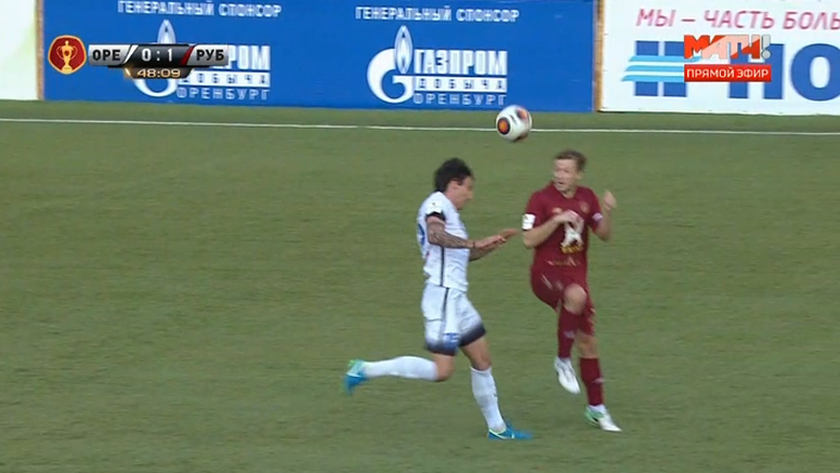 Столкновение Олега Кузьмина (справа) и Дмитрия Андреева. Столкновение Олега Кузьмина (справа) и Дмитрия Андреева.