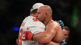 24 июня. Нью-Йорк. Федор ЕМЕЛЬЯНКО (справа) поздравляет с победой Мэтта МИТРИОНА.