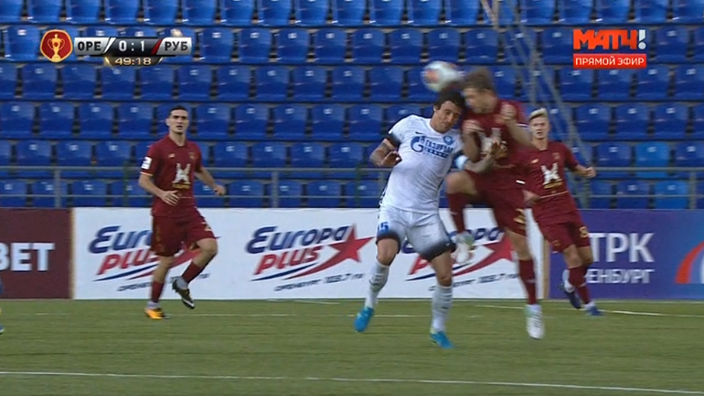 Столкновение Олега Кузьмина (справа) и Дмитрия Андреева. Столкновение Олега Кузьмина (справа) и Дмитрия Андреева.