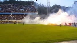 Дичь во Львове. Фанаты бьют своих игроков