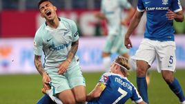 Вчера. Санкт-Петербург. "Динамо" СПб - "Зенит" - 3:2 д.в. Леандро ПАРЕДЕС (слева) и его команда покидают Кубок России.