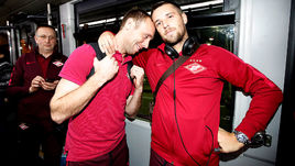 Денис ГЛУШАКОВ (в центре) и Дмитрий КОМБАРОВ (справа).