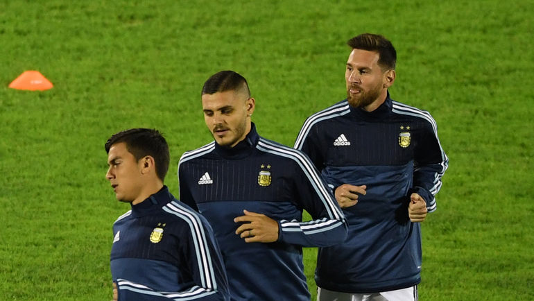Пауло ДИБАЛА, Мауро ИКАРДИ и Лионель МЕССИ (слева направо) в составе сборной Аргентины. Фото AFP Пауло ДИБАЛА, Мауро ИКАРДИ и Лионель МЕССИ (слева направо) в составе сборной Аргентины. Фото AFP
