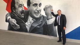 14 сентября. Москва. Валерий ГАЗЗАЕВ на стадионе ЦСКА, где на стене арены именитый тренер изображен вместе с президентом армейского клуба Евгением Гинером.