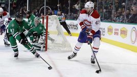 4 января. "Даллас" - "Монреаль" - 3:4 ОТ. Нападающий "Канадиенс" Александр РАДУЛОВ (справа) против Джона ОДУЙИ. Теперь под 47-м номером в "Старз" будет играть российский форвард.