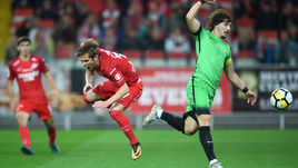 Сегодня. Москва. "Спартак" - "Анжи" - 2:2. Красно-белые потеряли Джано АНАНИДЗЕ (слева, заработавшего пенальти в борьбе с Павлом ЯКОВЛЕВЫМ) и едва не проиграли.