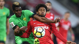 Суббота. Москва. "Спартак" - "Анжи" - 2:2. ЛУИЗ АДРИАНУ (справа) и его партнеры едва не проиграли последней команде чемпионата. Но и ничья - не то, чем можно гордиться чемпиону.