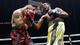 Сегодня. Сан-Антонио. Юниер ДОРТИКОС (справа) нокаутировал Дмитрия КУДРЯШОВА.