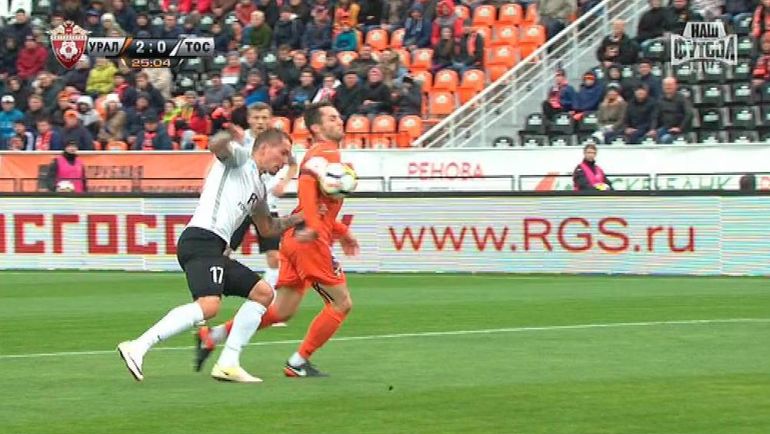 Спорный момент на 25-й минуте. Спорный момент на 25-й минуте.