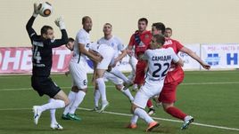 Сегодня. Красноярск. "Енисей" - "Крылья Советов" - 1:0. Опасный момент у ворот Евгения КОНЮХОВА.