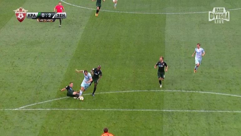 44-я минута. Спорный момент с падением Артема Дзюбы. 44-я минута. Спорный момент с падением Артема Дзюбы.