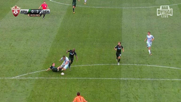 44-я минута. Спорный момент с падением Артема Дзюбы. 44-я минута. Спорный момент с падением Артема Дзюбы.