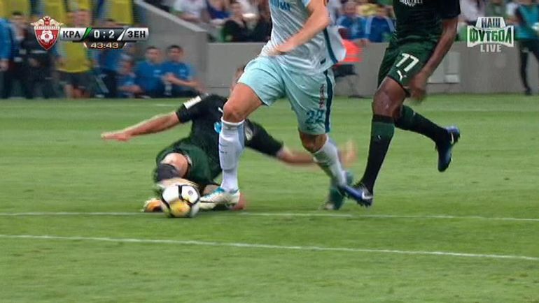 44-я минута. Спорный момент с падением Артема Дзюбы. 44-я минута. Спорный момент с падением Артема Дзюбы.