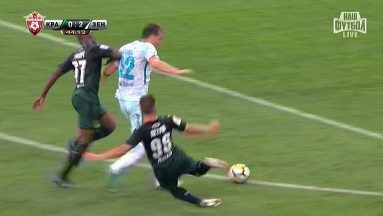 44-я минута. Спорный момент с падением Артема Дзюбы. 44-я минута. Спорный момент с падением Артема Дзюбы.