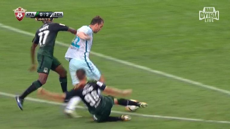 44-я минута. Спорный момент с падением Артема Дзюбы. 44-я минута. Спорный момент с падением Артема Дзюбы.