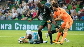 Сегодня. Краснодар. "Краснодар" - "Зенит" - 0:2. Падение Артема ДЗЮБЫ (№22) после борьбы с Шарлем КАБОРЕ (в центре).