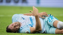 Сегодня. Краснодар. "Краснодар" - "Зенит" - 0:2. Артем ДЗЮБА в штрафной "быков".