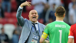 24 июня. Казань. Мексика - Россия - 2:1. Станислав ЧЕРЧЕСОВ и Игорь АКИНФЕЕВ после заключительного матча на Кубке конфедераций-2017.