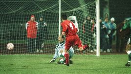 22 октября 1992 года. Москва. Лужники. "Спартак" - "Ливерпуль" - 4:2. 10-я минута. Николай ПИСАРЕВ забивает первый гол в ворота Брюса ГРОББЕЛАРА.