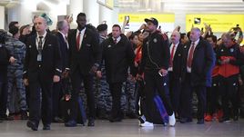 Вчера. Шереметьево. Кордон сотрудников ОМОН оградил англичан от фанатов.