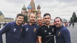 Сегодня. Москва. Стивен ДЖЕРРАРД (слева) и тренерский штаб молодежки "Ливерпуля" на Красной площади.