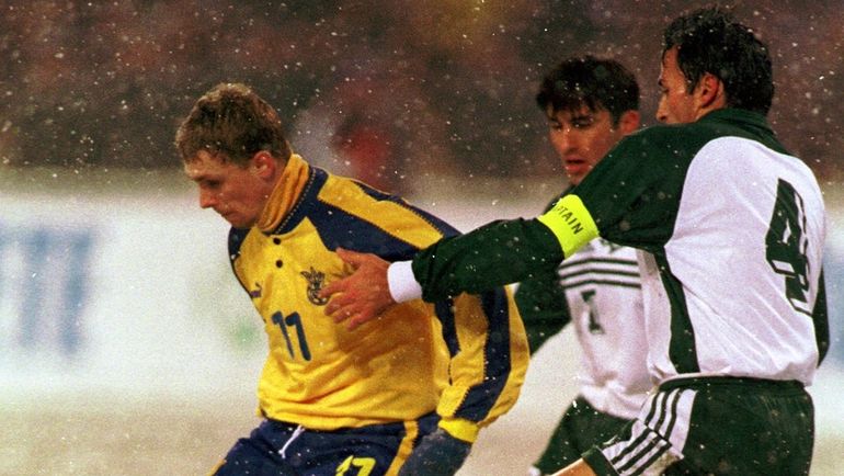 Дарко МИЛАНЧИЧ (№4) пытается отобрать мяч у Андрея ШЕВЧЕНКО. Фото REUTERS Дарко МИЛАНЧИЧ (№4) пытается отобрать мяч у Андрея ШЕВЧЕНКО. Фото REUTERS