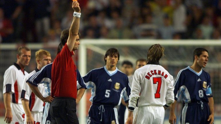 Легендарное удаление Дэвида БЕКХЭМА (№7) после провокации со стороны Диего СИМЕОНЕ (№8). Фото REUTERS Легендарное удаление Дэвида БЕКХЭМА (№7) после провокации со стороны Диего СИМЕОНЕ (№8). Фото REUTERS